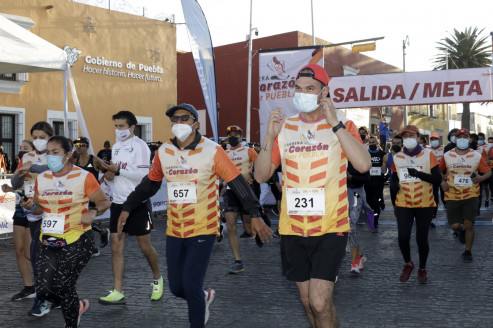 Ciudadanos participan en la carrera 