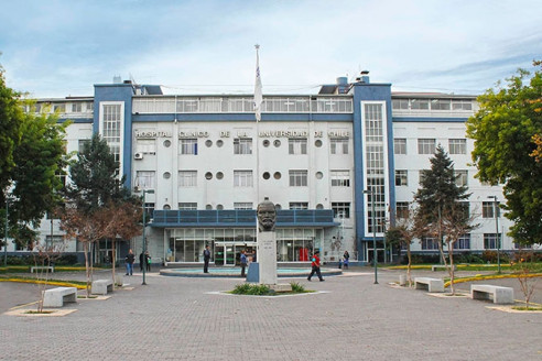 Rector Ennio Vivaldi: Hospital Clínico de la U. de Chile está en una situación financiera