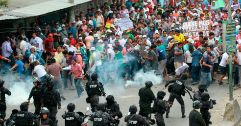 (Videos aficionados) Bolivianos heridos denuncian violencia por parte de policías Latinoamérica