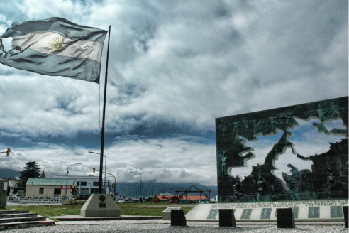 Conmemoran 201 años del izamiento de la bandera argentina en las islas Malvinas Latinoamérica