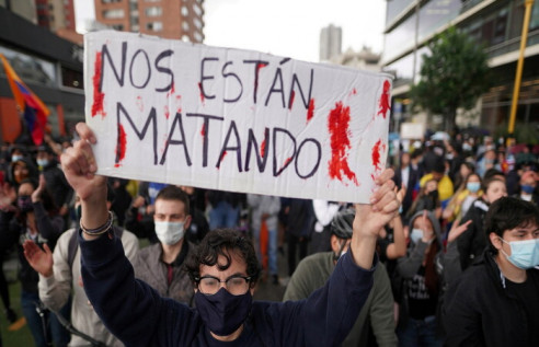 Cifras de la represión en Colombia: Registran más de 2.300 casos de violencia policial contra manifestantes Latinoamérica