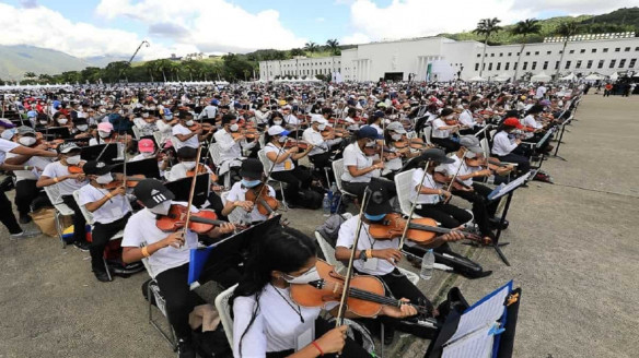 La orquesta más grande del mundo: 12.098 músicos venezolanos interpretaron la Marcha Eslava Venezuela