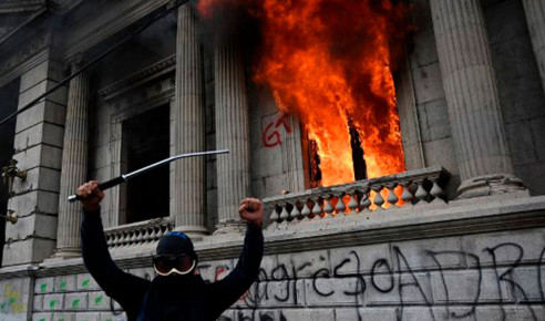 Manifestantes incendiaron el Congreso de Guatemala tras aprobación de presupuesto que favorece a minoría política Latinoamérica