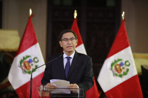 ¡Toma y dame en Perú! Vizcarra disuelve el Congreso y luego lo suspenden del cargo Latinoamérica
