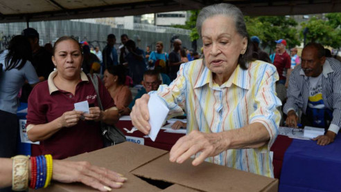 Oposición venezolana tiene dos años para decidir si activa referéndum Latinoamérica