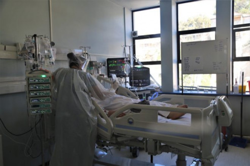 Vecinos de Quintero y Puchuncaví denunciaron que Hospital Adriana Cousiño no está entregando cupos UCI a personas mayores Chile