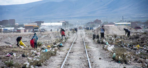 Turista francés llegó a Bolivia por unos días y se quedó en ese país recogiendo desechos sólidos Latinoamérica