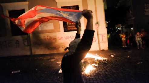 Pueblo puertorriqueño pide la renuncia del gobernador Rosselló Política