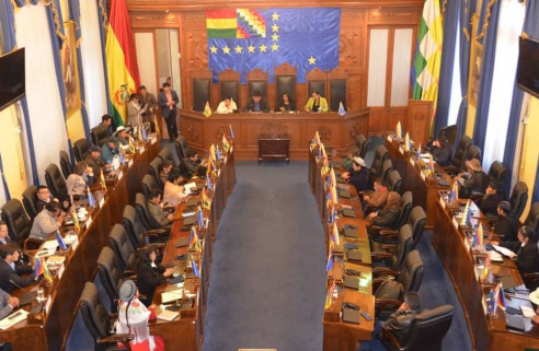 Fuerza Armada de Bolivia amenaza al Senado y acrecienta las tensiones políticas Latinoamérica