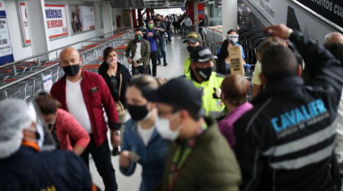 (+Videos) Caos en Colombia por multitud de compradores que desafían la pandemia en un 'Día sin IVA' Colombia