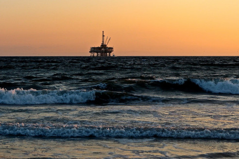 Explosión de oleoducto en México generó derrame de miles de litros de aceite en el mar Latinoamérica
