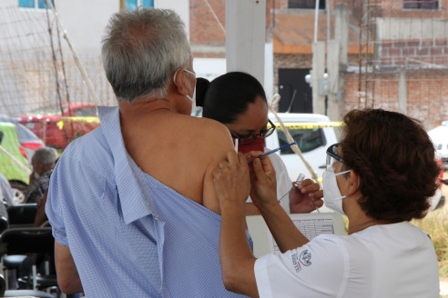 Siguen la vacunación contra la Covid-19 en Puebla, primeras dosis de 50 años en adelante y segundas dosis a mayores de 60 Salud