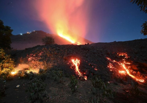 Lava del volcán Pacaya comenzó a consumir construcciones cercanas Latinoamérica