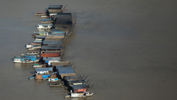 Brasil: Garimpeiros abarrotan de balsas ilegales un río de la Amazonía en busca de oro Reportajes & Investigación