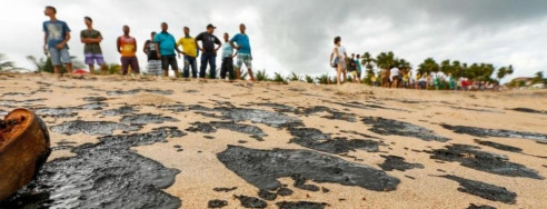 Aparecen más manchas de petróleo en costa noreste de Brasil Latinoamérica