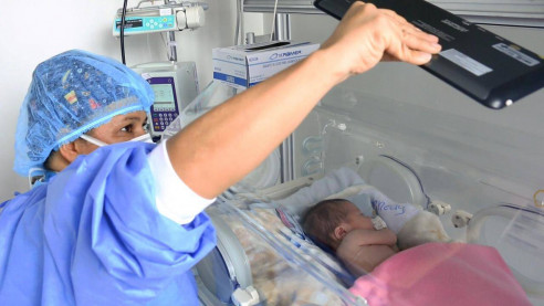 En centro de salud colombiano conectan por videollamadas a madres y neonatos Colombia