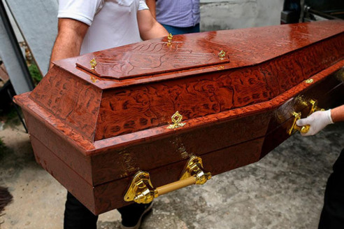 (+Fotos) Alcalde peruano violó la cuarentena y fingió estar muerto para no ir a prisión Perú