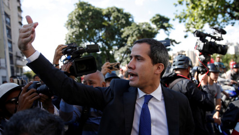 Aumenta la tensión en la Asamblea Nacional de Venezuela: Guaidó ingresa para intentar presidir la sesión Latinoamérica
