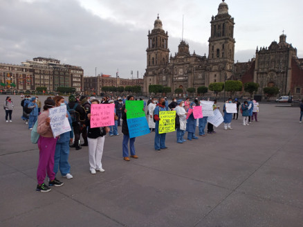 Despedidos del Insabi protestan en Palacio Nacional México