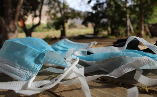 Multarán por arrojar en lugares públicos: Mascarillas, escudos faciales, batas o delantales impermeables, antiparras o guantes sanitarios Actualidad