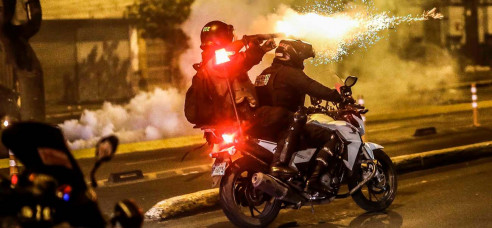 Dos muertos y decenas de heridos deja intensa represión a protestas en Perú Latinoamérica
