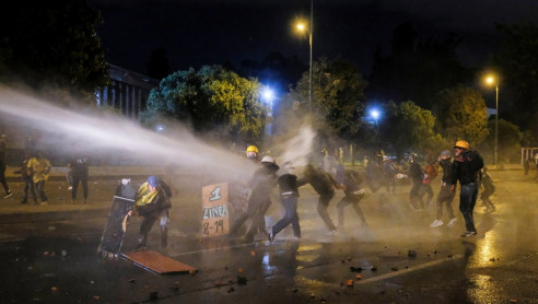 Noche de represión en Bogotá deja al menos 11 heridos: Organización internacional de DD.HH. denuncia represión brutal Latinoamérica