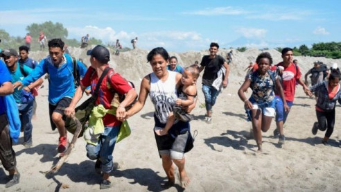 Miles de hondureños migrantes se devuelven en la frontera tras fuerte represión policial y militar Honduras
