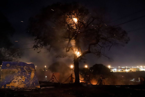 Navidad en llamas: Incendio por juegos pirotécnicos arrasó con uno de los barrios más humildes de Paraguay Actualidad