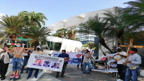 En Ecuador extrabajadores se crucifican para exigir liquidación y sueldos Ecuador