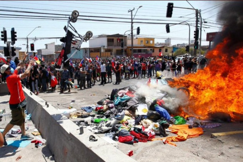 Odio y violencia al estilo Pinochet: Lo que dejó la marcha xenófoba contra migrantes venezolanos en Chile Reportajes & Investigación