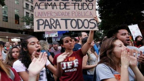 Brasil vive segundo día de paro por recortes en universidades Latinoamérica
