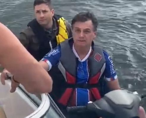 (+Video) Bolsonaro pasea en moto acuática mientras Brasil llega a las 10.000 muertes por COVID-19 Latinoamérica