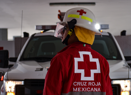 Dona Fundación MetLife a Cruz Roja ambulancia para enfermos de covid México