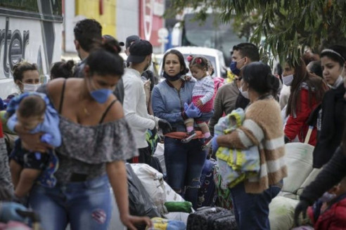 Vivir con dignidad en la pandemia: Miles de migrantes venezolanos regresan a su nación provenientes de otros países suramericanos Latinoamérica