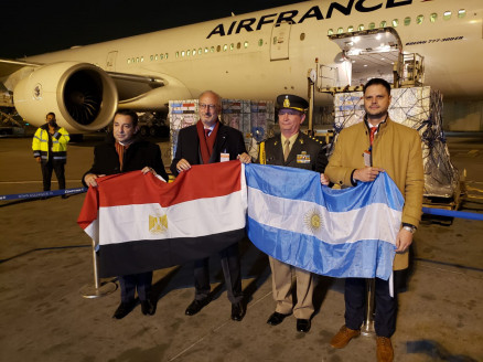 Argentina donó un millón de vacunas anti-covid-19 a Egipto Mundo