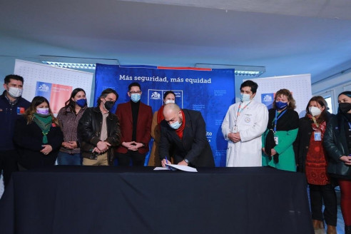 Santiago: Funcionarios de la salud centralizada no municipal acusan