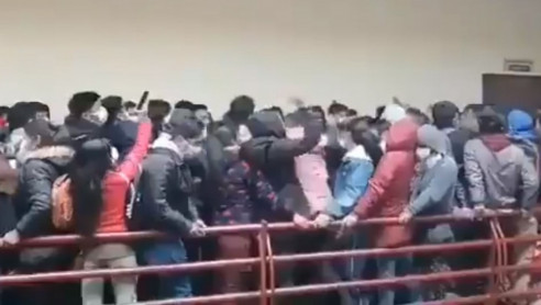Conmoción en Bolivia: mueren al menos 5 estudiantes por colapso de baranda Latinoamérica