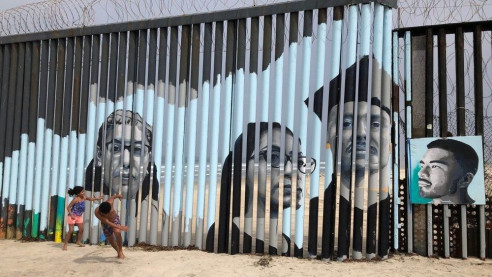 Muralismo mexicano y arte interactivo se mezclan en obra que narra historias de deportados Latinoamérica