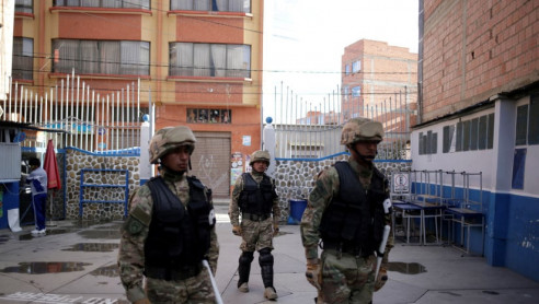Ejército golpista sale a las calles de Bolivia para realizar