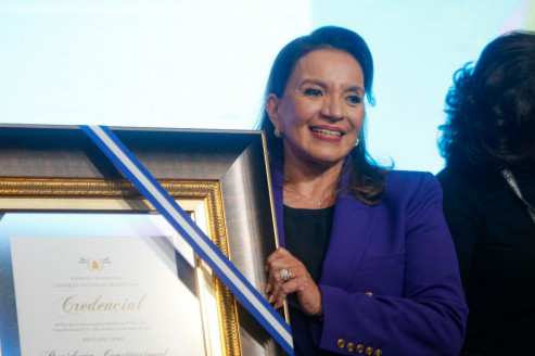 En Honduras entregaron credenciales a Xiomara Castro como presidenta constitucional Latinoamérica