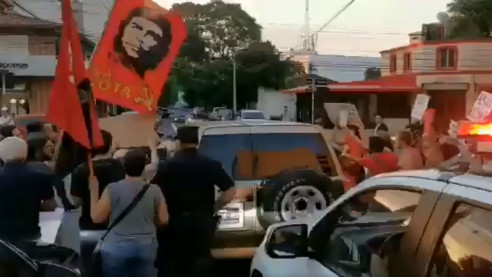 “¡Almagro, tus manos tienen sangre!” manifestantes impiden a secretario de la OEA dar discurso en Paraguay Latinoamérica