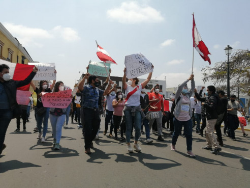 Perú: Merino tomó posesión como presidente, mientras se registraron protestas Actualidad