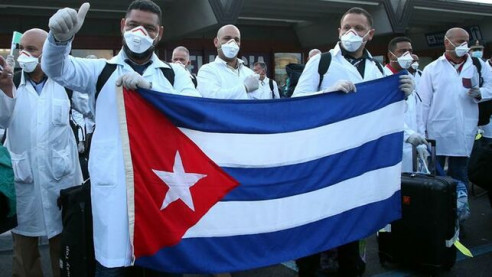Salvadores sin fronteras: ¿Cuántos médicos cubanos enfrentan al coronavirus alrededor del mundo? Reportajes & Investigación