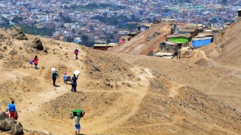Policía de Perú desaloja con gases lacrimógenos a cientos de familias en Lima Actualidad