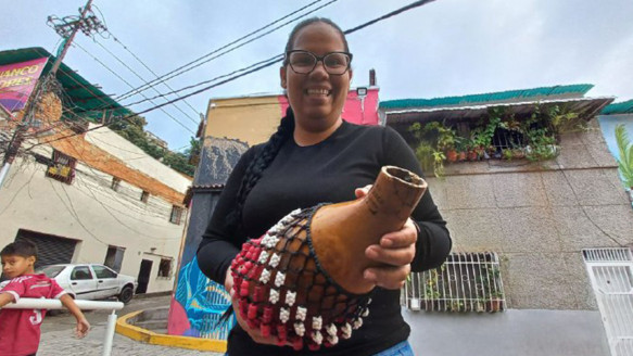 Shekere, el particular instrumento hecho de calabaza que pone a bailar a un barrio de Caracas Reportajes & Investigación