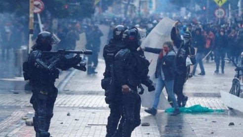 Colombia: Agentes del Esmad reprimieron a manifestantes en el centro de Bogotá Latinoamérica