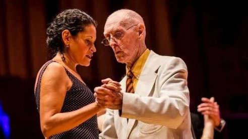 Irlandés de 99 años cumple su sueño: Bailar en el Mundial de Tango en Argentina Artes