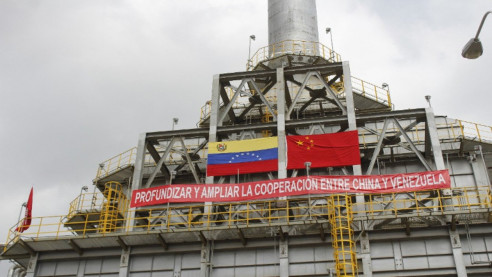 Sin miedo a las sanciones gringas: Venezuela y China extienden la capacidad de una planta de crudo Latinoamérica