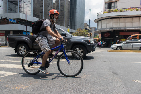 Venezolanos se reencuentran con la bicicleta tras la pandemia y las sanciones de EE. UU. contra su industria petrolera Latinoamérica