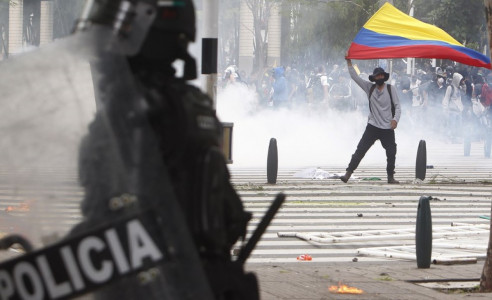 Más de 40 heridos dejó la represión policial contra protestas en varias ciudades de Colombia Latinoamérica